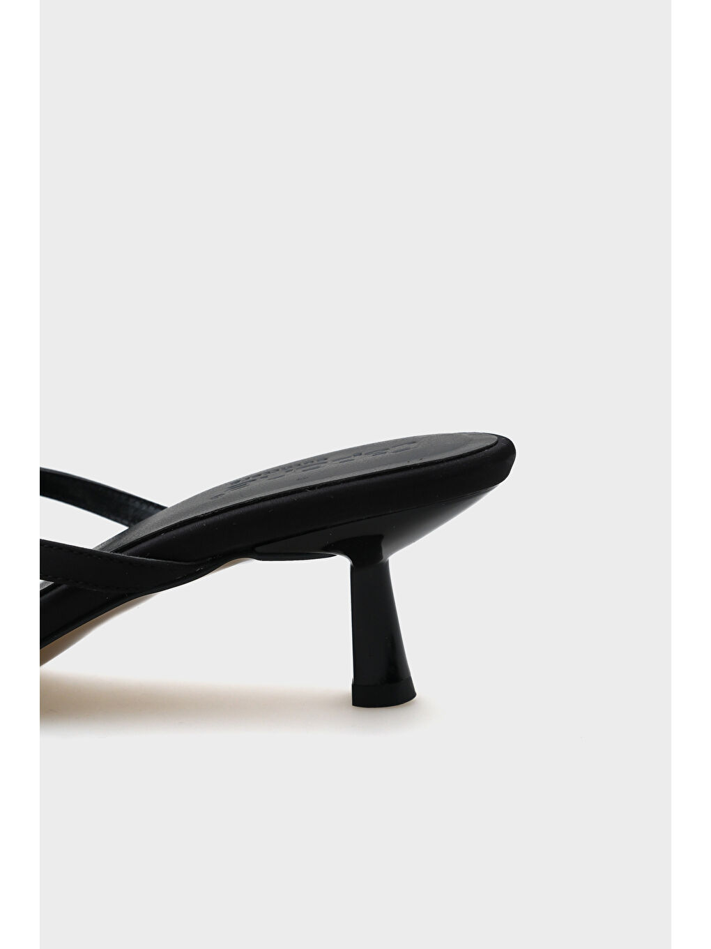 Siyah Milena Küt Burunlu Orta Topuklu Çift Taşlı Tokalı Saten Kadın Terlik-4