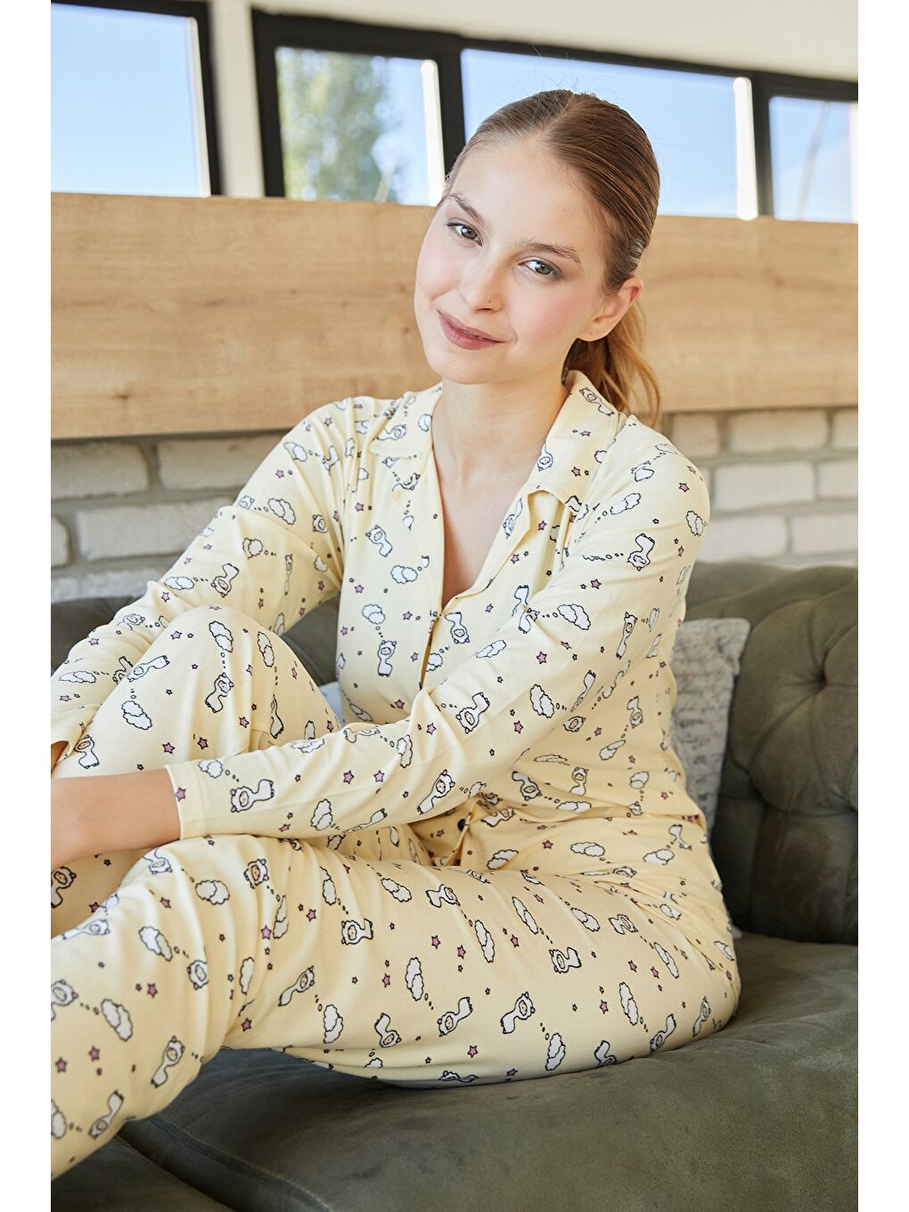 Sarı Ayıcık Desenli Gömlek Yaka Süet Pijama Takımı