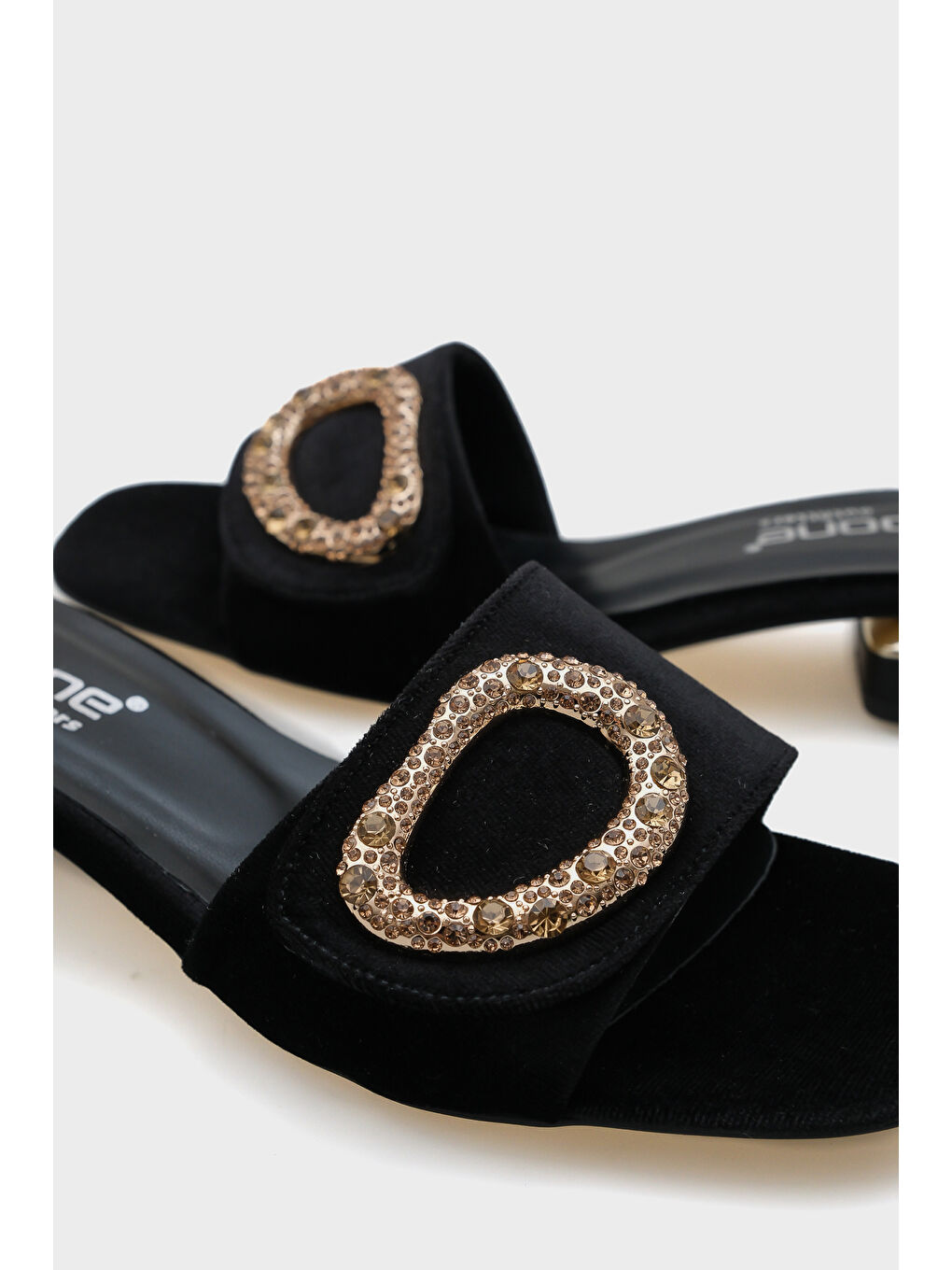 Siyah Malva Yuvarlak Küt Burunlu Taşlı Tokalı Kadın Kısa Topuklu Terlik-4