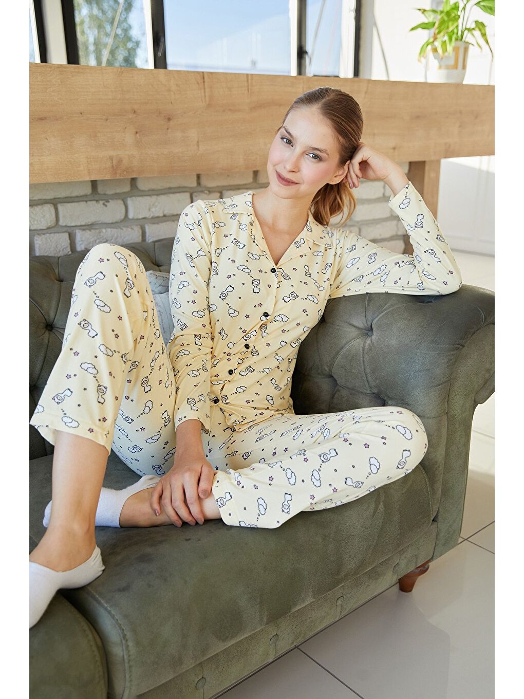 Sarı Ayıcık Desenli Gömlek Yaka Süet Pijama Takımı-1