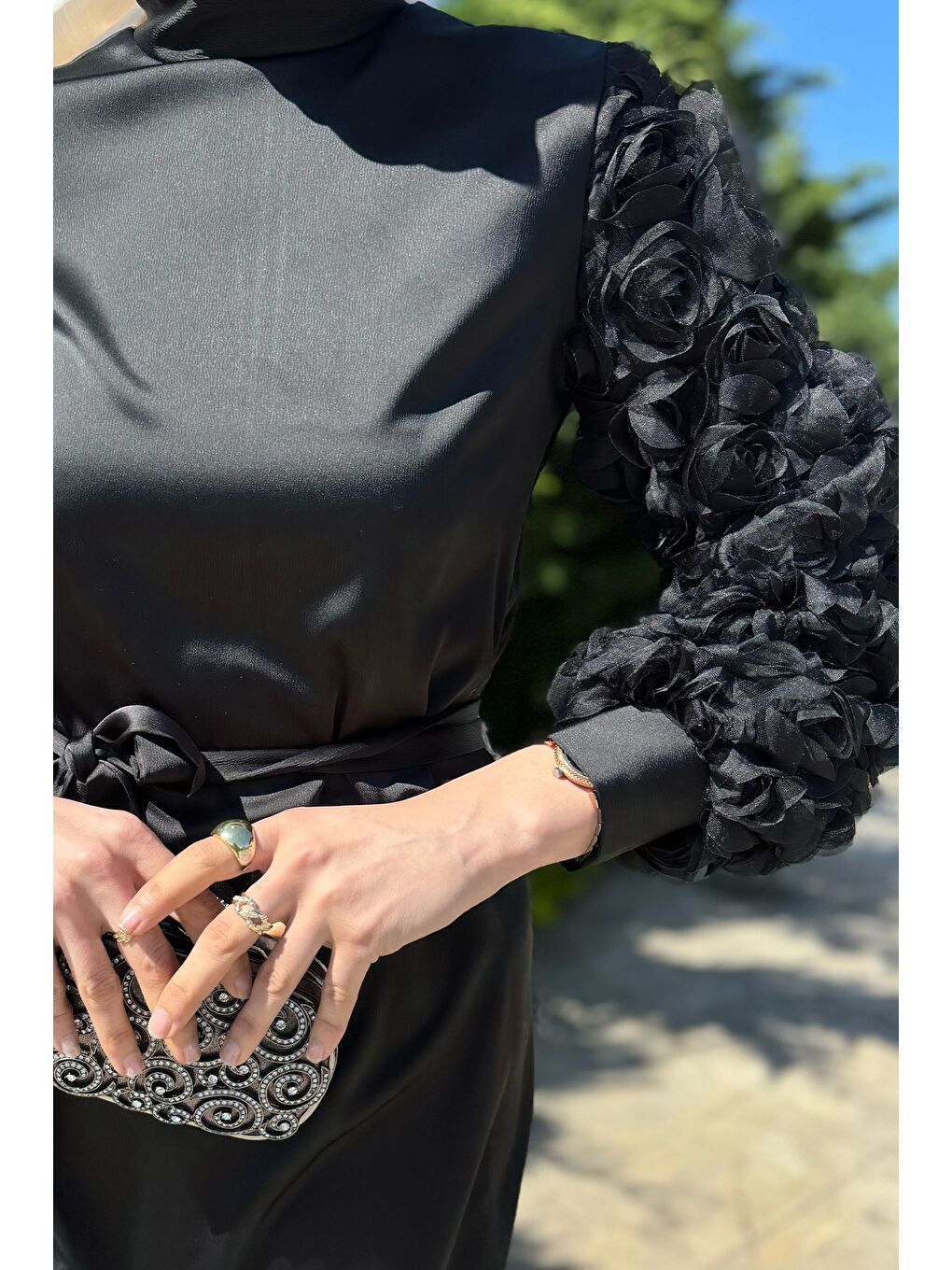 Siyah Kadın Kollar Gül Figürlü Bel Kuşaklı Tesettür Saten Abiye-5