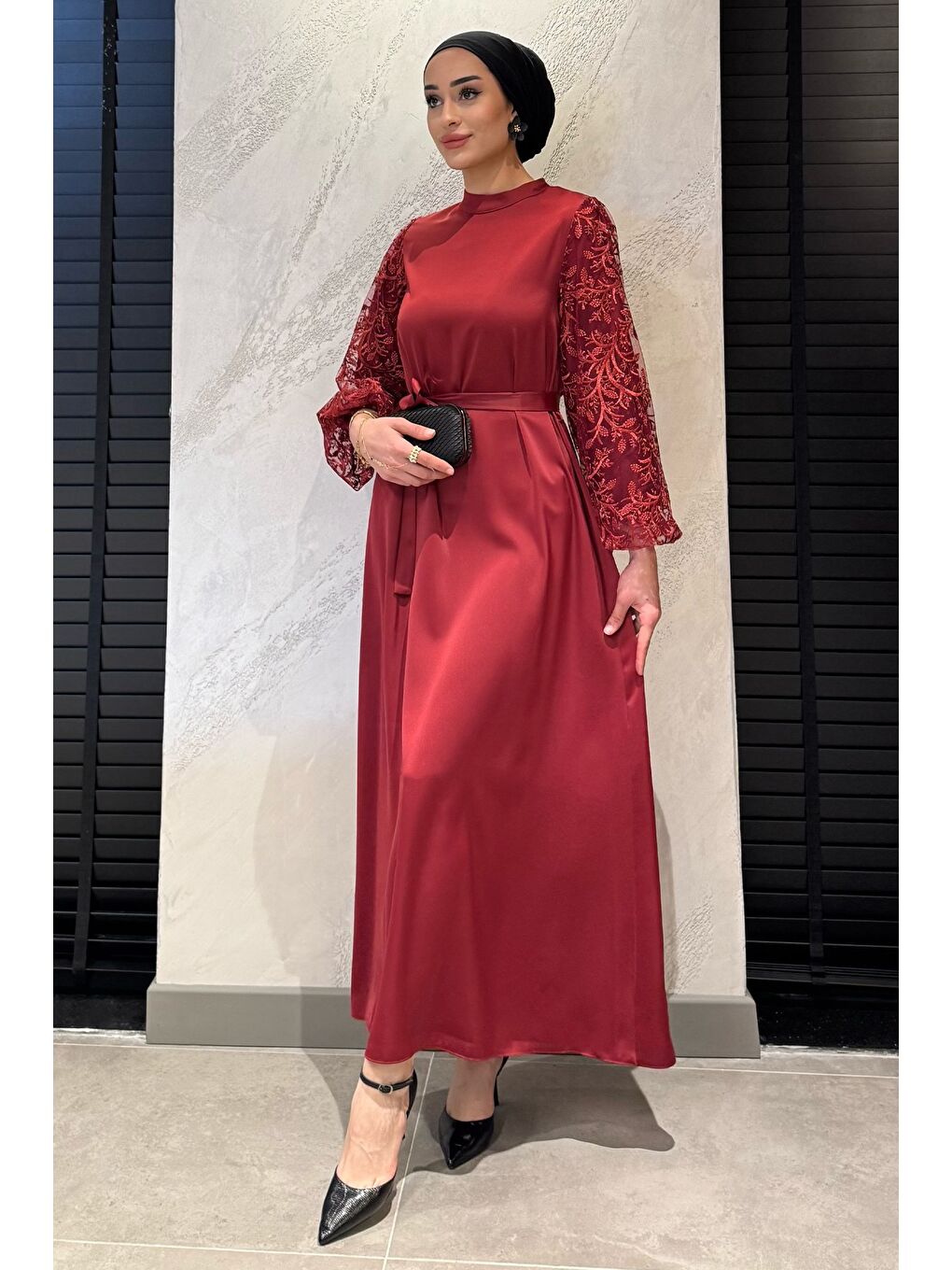 Bordo Kolları Güpürlü Bel Kuşaklı Tesettür Saten Abiye Elbise