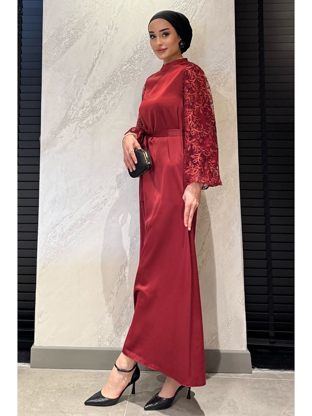 Bordo Kolları Güpürlü Bel Kuşaklı Tesettür Saten Abiye Elbise-3