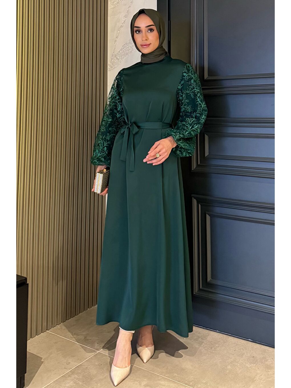 Yeşil Kolları Güpürlü Bel Kuşaklı Tesettür Saten Abiye Elbise