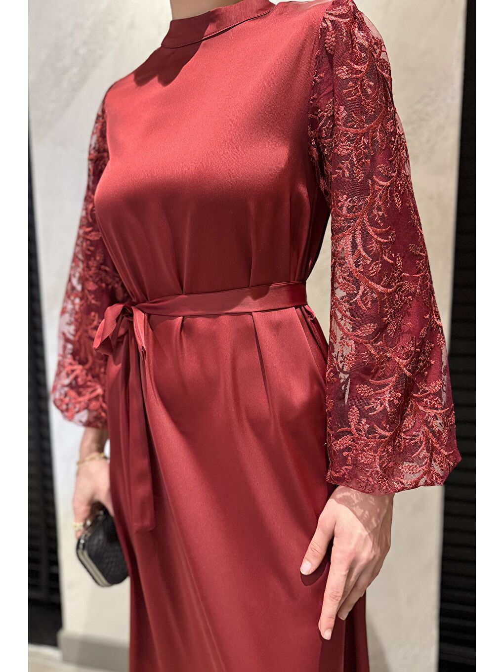 Bordo Kolları Güpürlü Bel Kuşaklı Tesettür Saten Abiye Elbise-4