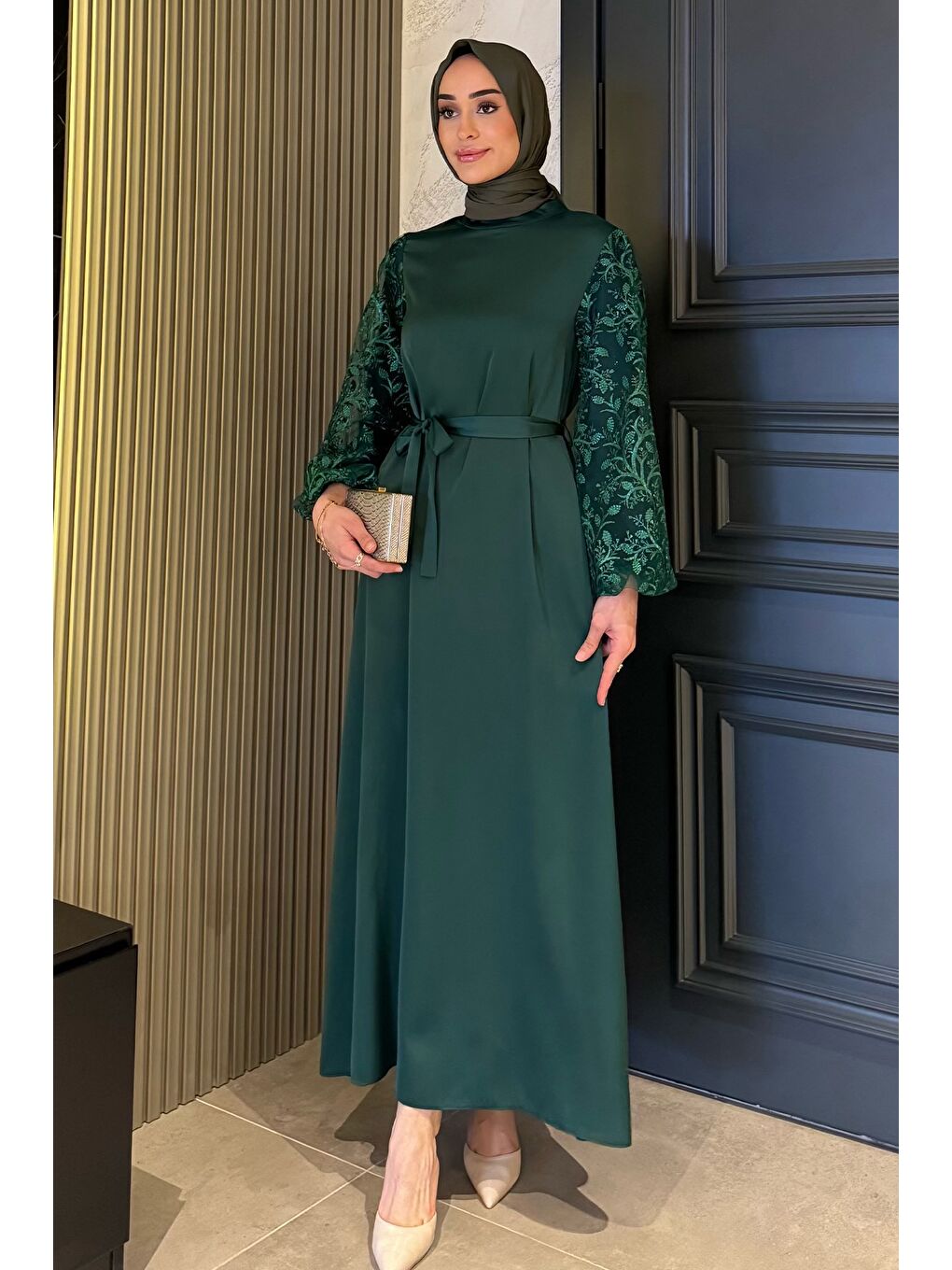 Yeşil Kolları Güpürlü Bel Kuşaklı Tesettür Saten Abiye Elbise-3