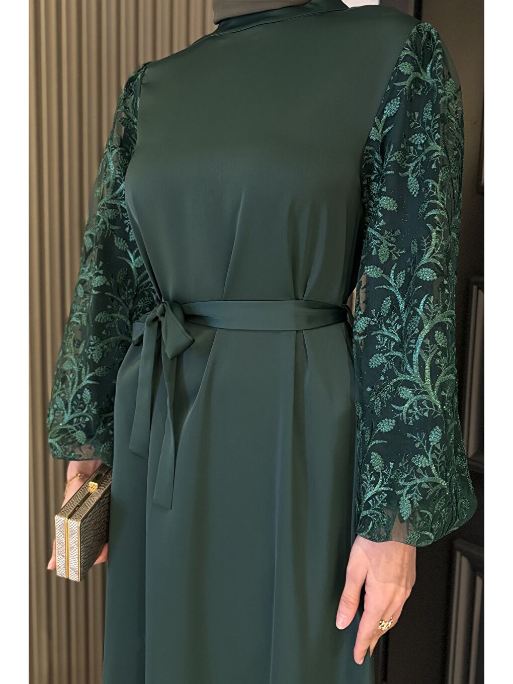Yeşil Kolları Güpürlü Bel Kuşaklı Tesettür Saten Abiye Elbise-4