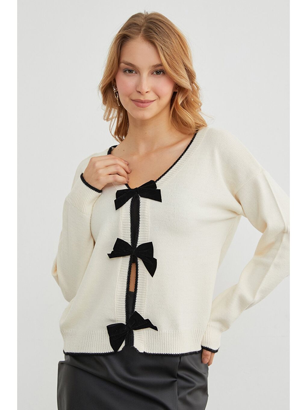 Ekru Fiyonk Detaylı Triko Hırka