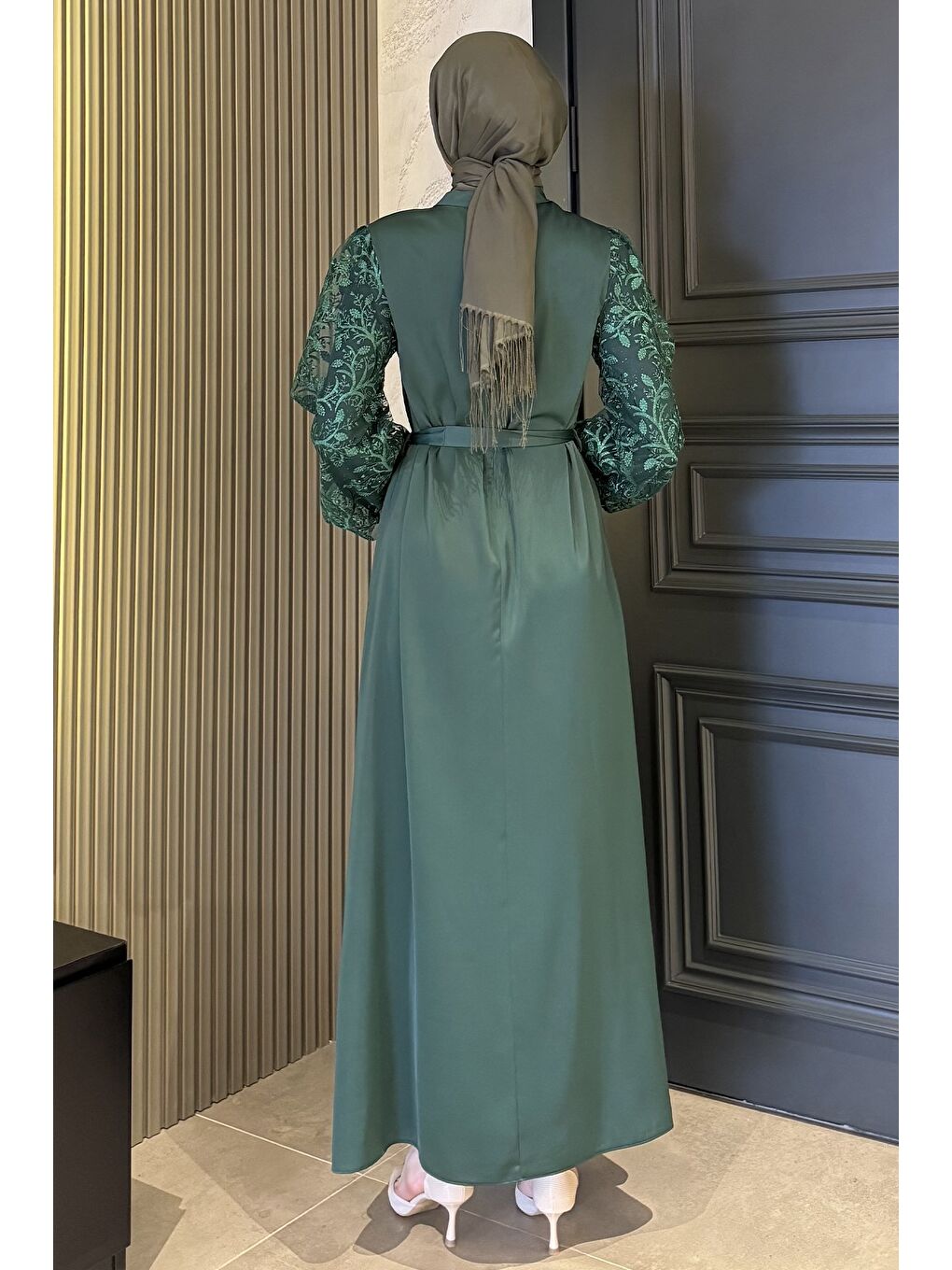 Yeşil Kolları Güpürlü Bel Kuşaklı Tesettür Saten Abiye Elbise-7