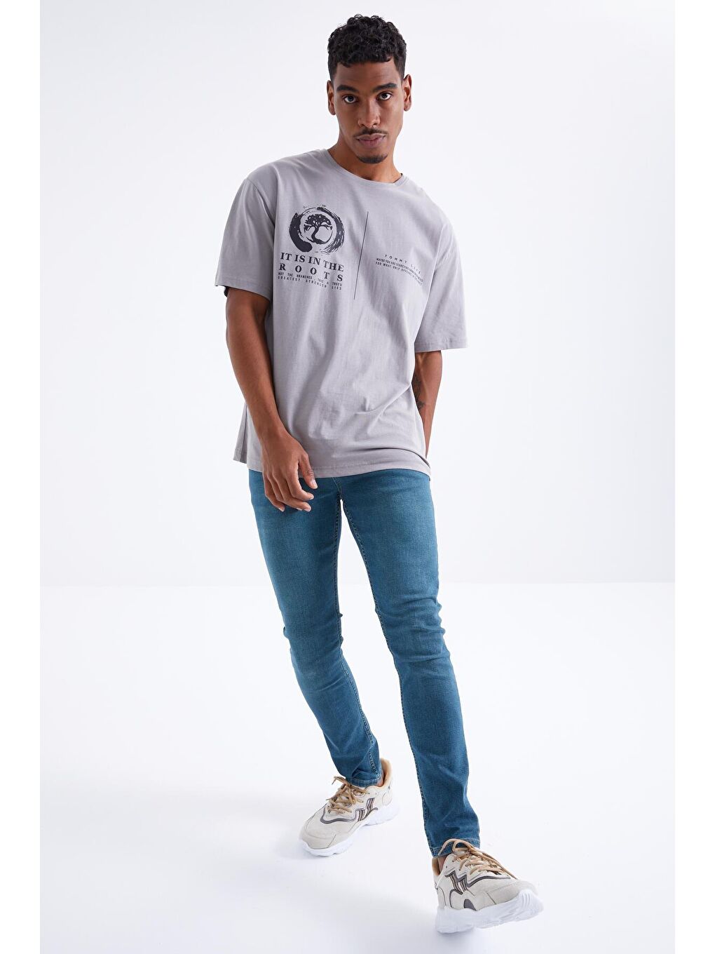 TOMMYLIFE Gri Minimal Baskılı O Yaka Erkek Oversize T-Shirt  - 88096 - 1