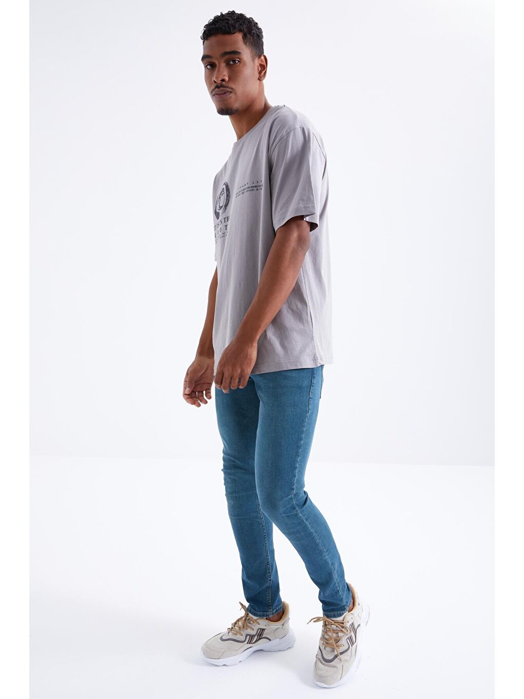 TOMMYLIFE Gri Minimal Baskılı O Yaka Erkek Oversize T-Shirt  - 88096 - 3