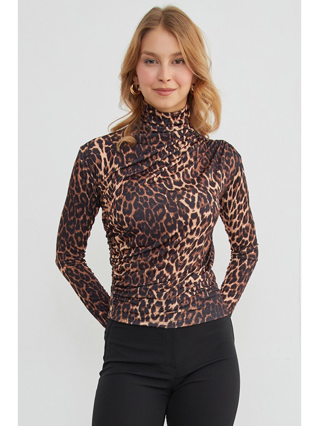 Kahverengi Leopar Desenli Dik Yaka Drapeli Bluz-4