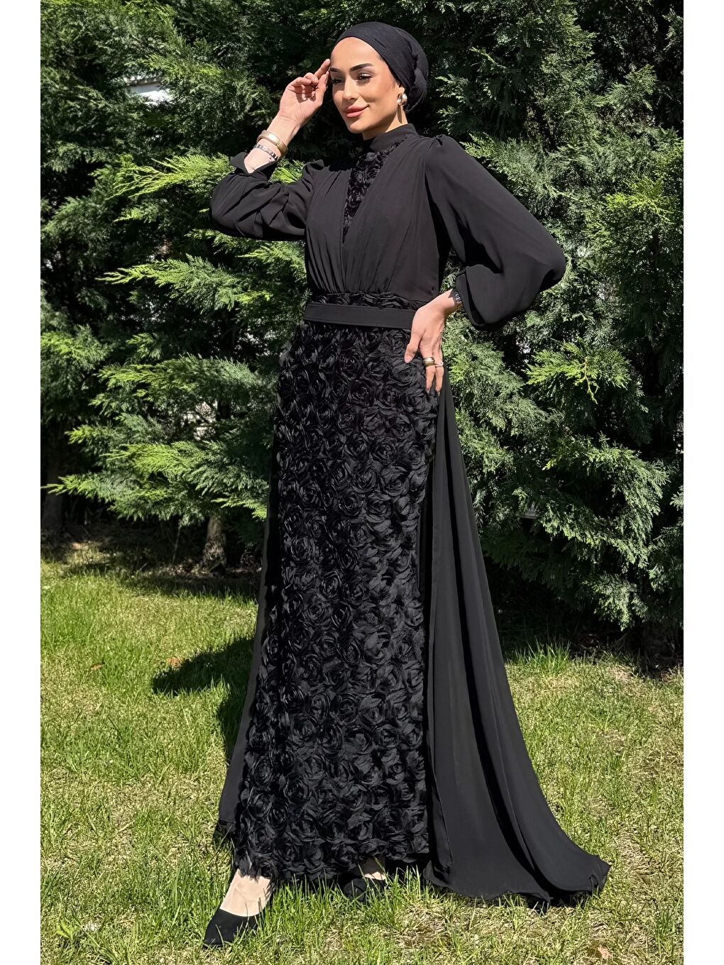 Siyah Kadın Kabartma Gül Figürlü Pelerinli Kemer Detaylı Drapeli Tesettür Abiye-3