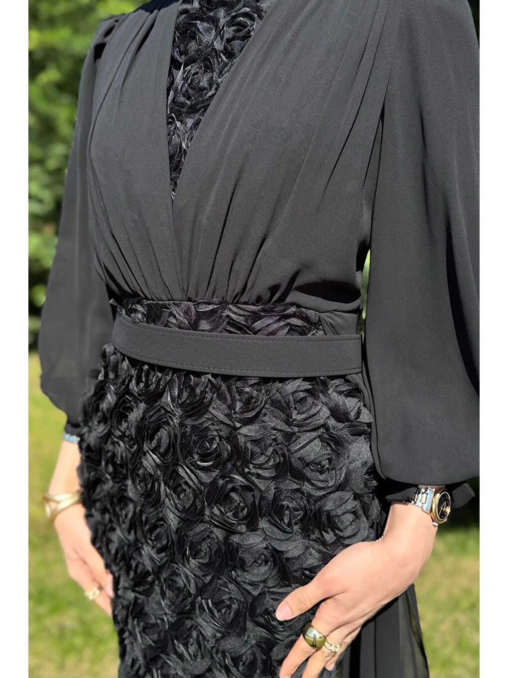 Siyah Kadın Kabartma Gül Figürlü Pelerinli Kemer Detaylı Drapeli Tesettür Abiye-4
