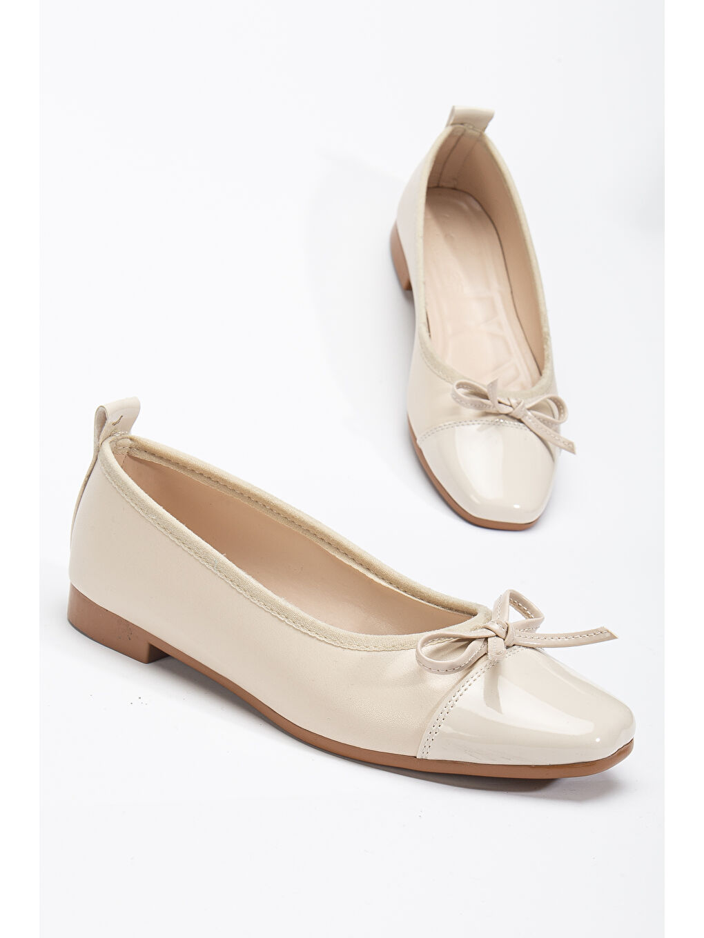 Kadın Bej Yanı Hasır Detaylı Fiyonklu Babet