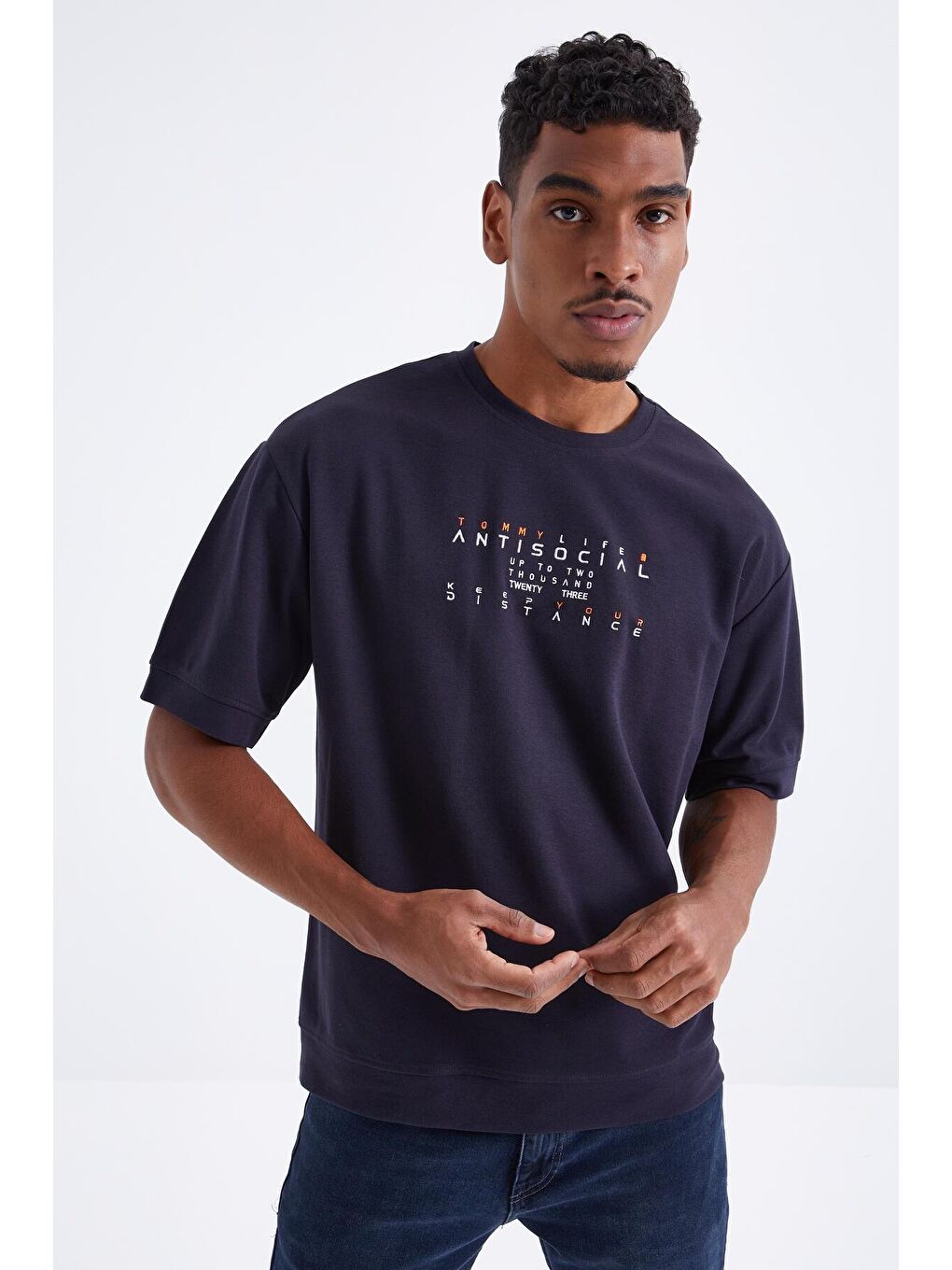 TOMMYLIFE Lacivert Küçük Yazı Nakışlı O Yaka Erkek Oversize T-Shirt  - 88103 - 2