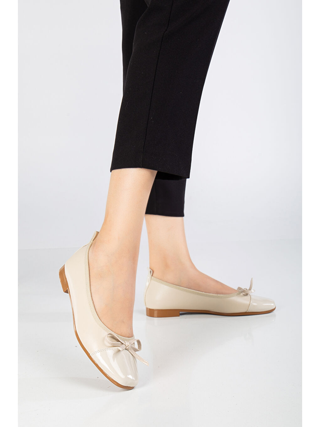 Kadın Bej Yanı Hasır Detaylı Fiyonklu Babet-1