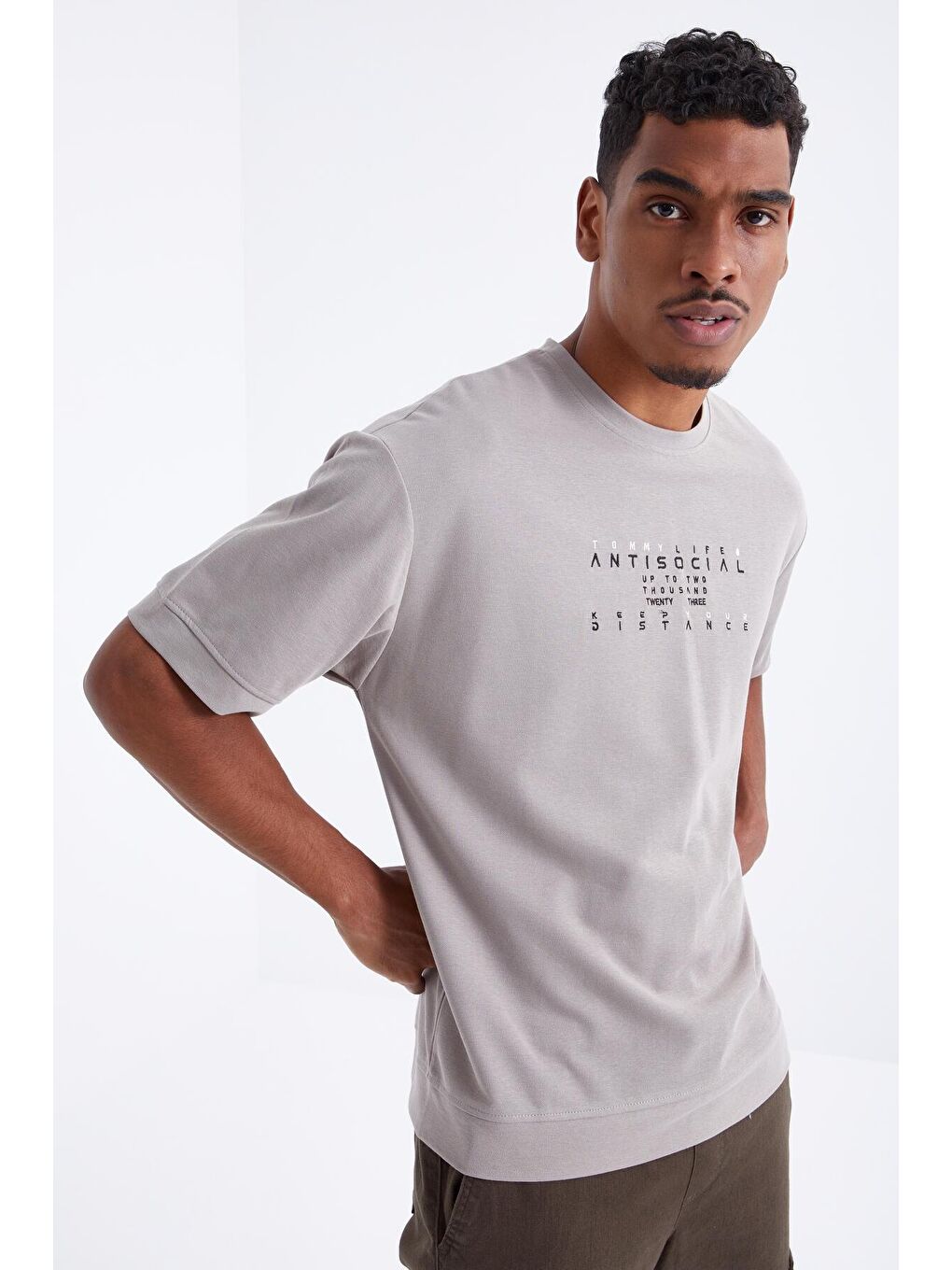 TOMMYLIFE Koyu Bej Küçük Yazı Nakışlı O Yaka Erkek Oversize T-Shirt  - 88103 - 4