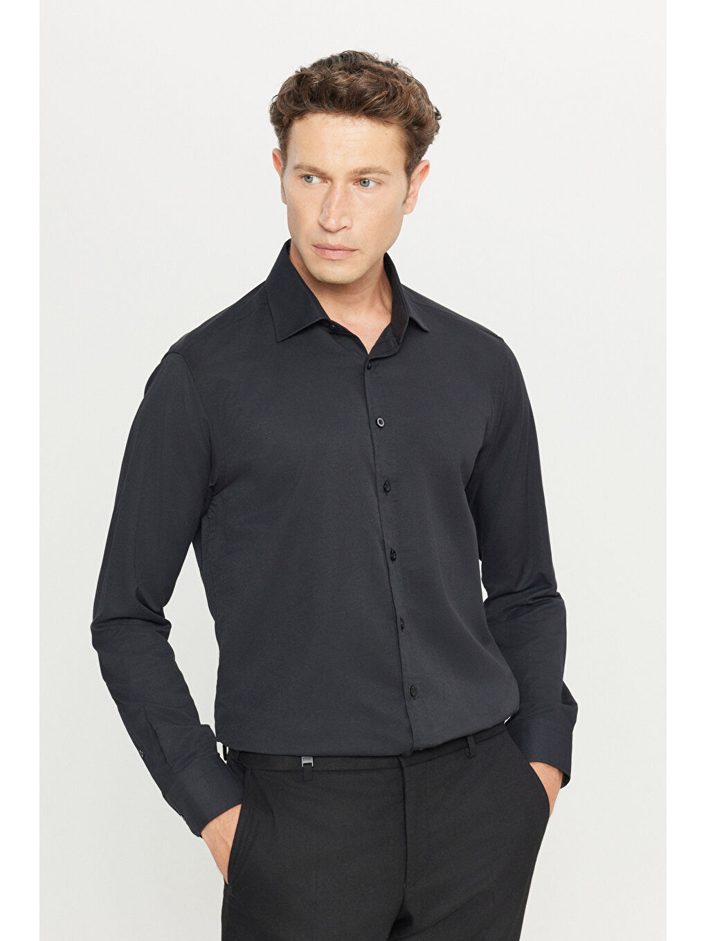 Erkek Siyah Pamuklu Slim Fit Dar Kesim Klasik Yaka Armürlü Gömlek