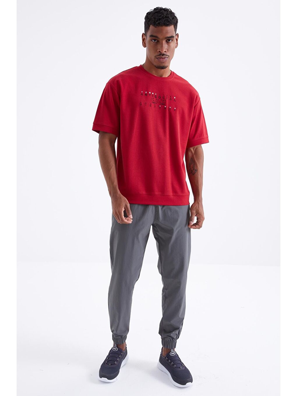 TOMMYLIFE Kırmızı Küçük Yazı Nakışlı O Yaka Erkek Oversize T-Shirt  - 88103 - 3