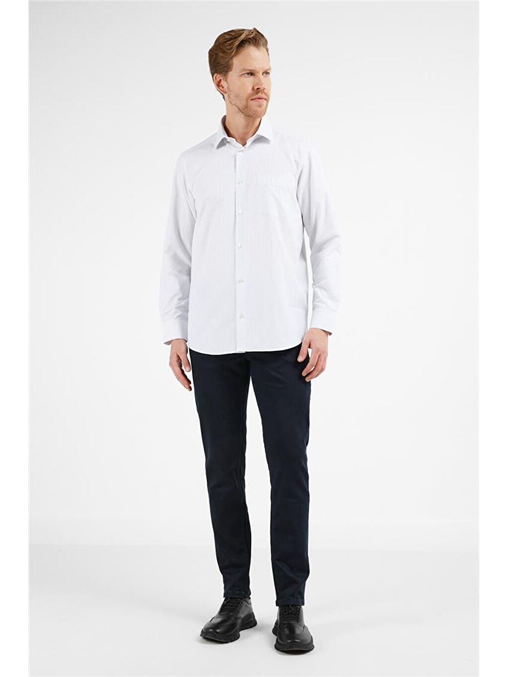 Beyaz - Lacivert Çizgili Desen Sert Yaka Uzun Kol Cepli Comfort Fit Pamuklu Gömlek 1004255208-1