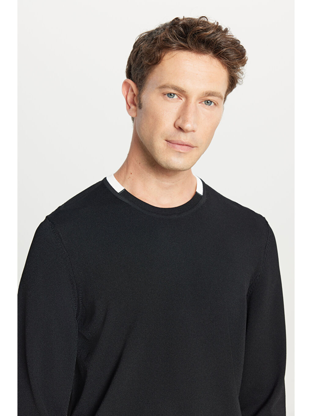 Erkek Siyah Standart Fit Normal Kesim Bisiklet Yaka Triko Kazak-3