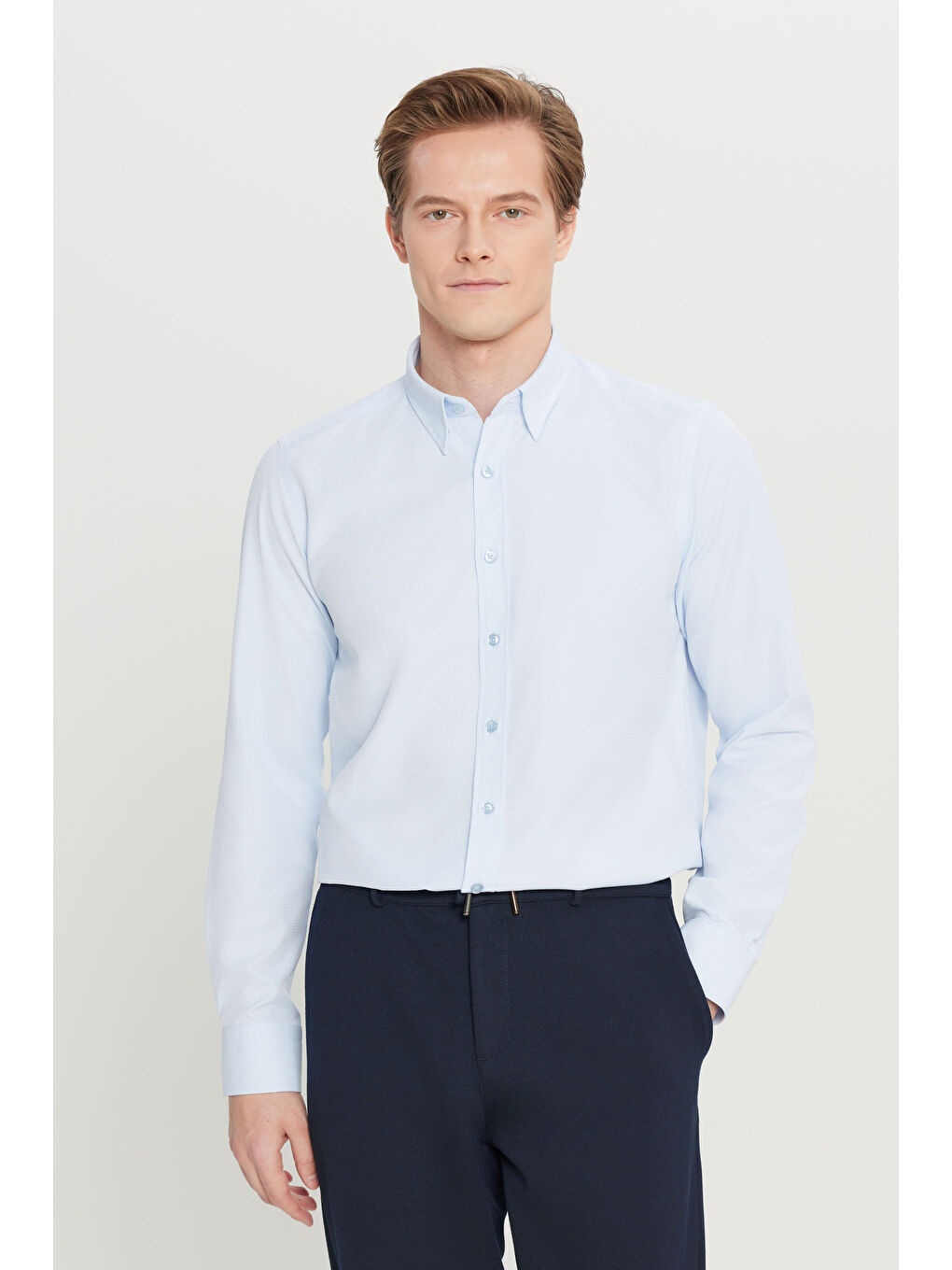 Erkek Açık Mavi Pamuklu Tailored Slim Fit Dar Kesim Gizli Düğmeli Yaka Armürlü Gömlek