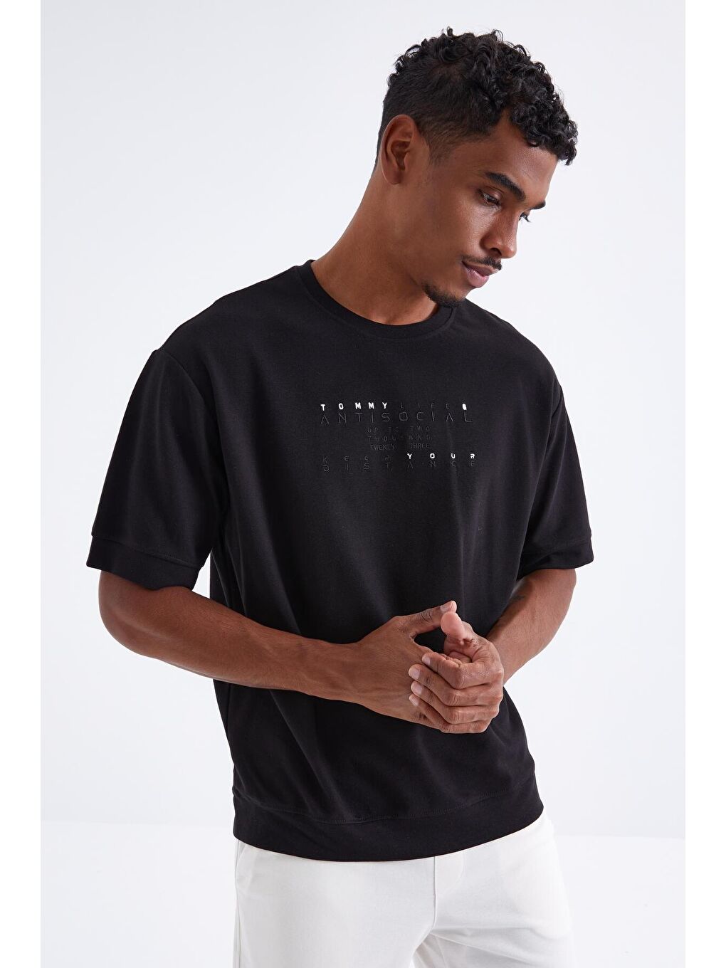 TOMMYLIFE Siyah Küçük Yazı Nakışlı O Yaka Erkek Oversize T-Shirt  - 88103