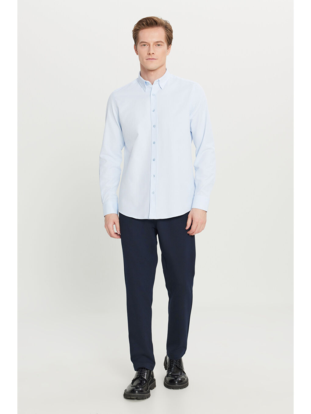 Erkek Açık Mavi Pamuklu Tailored Slim Fit Dar Kesim Gizli Düğmeli Yaka Armürlü Gömlek-1
