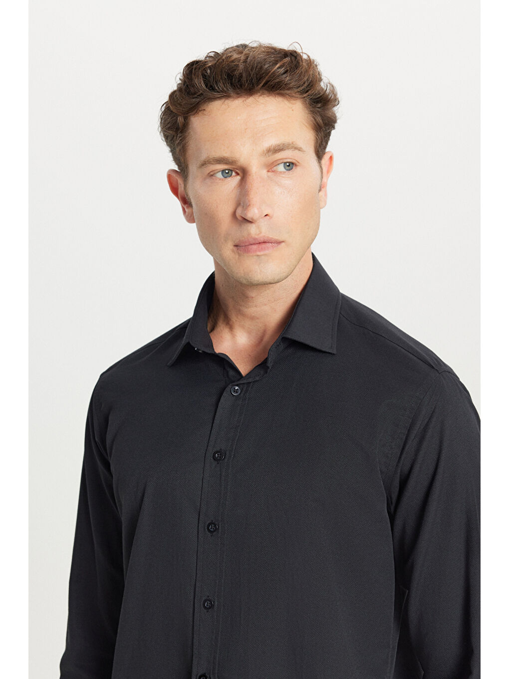 Erkek Siyah Pamuklu Slim Fit Dar Kesim Klasik Yaka Armürlü Gömlek-3