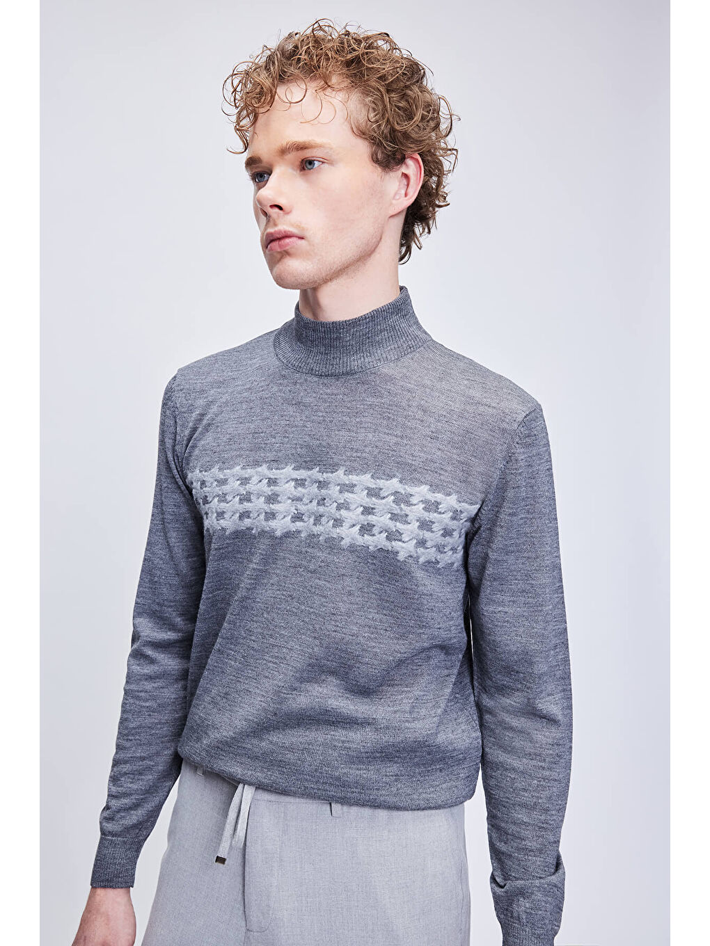 Gri Regular Fit Jakarlı Yarım Balıkçı Yaka Yünlü Triko Kazak-1