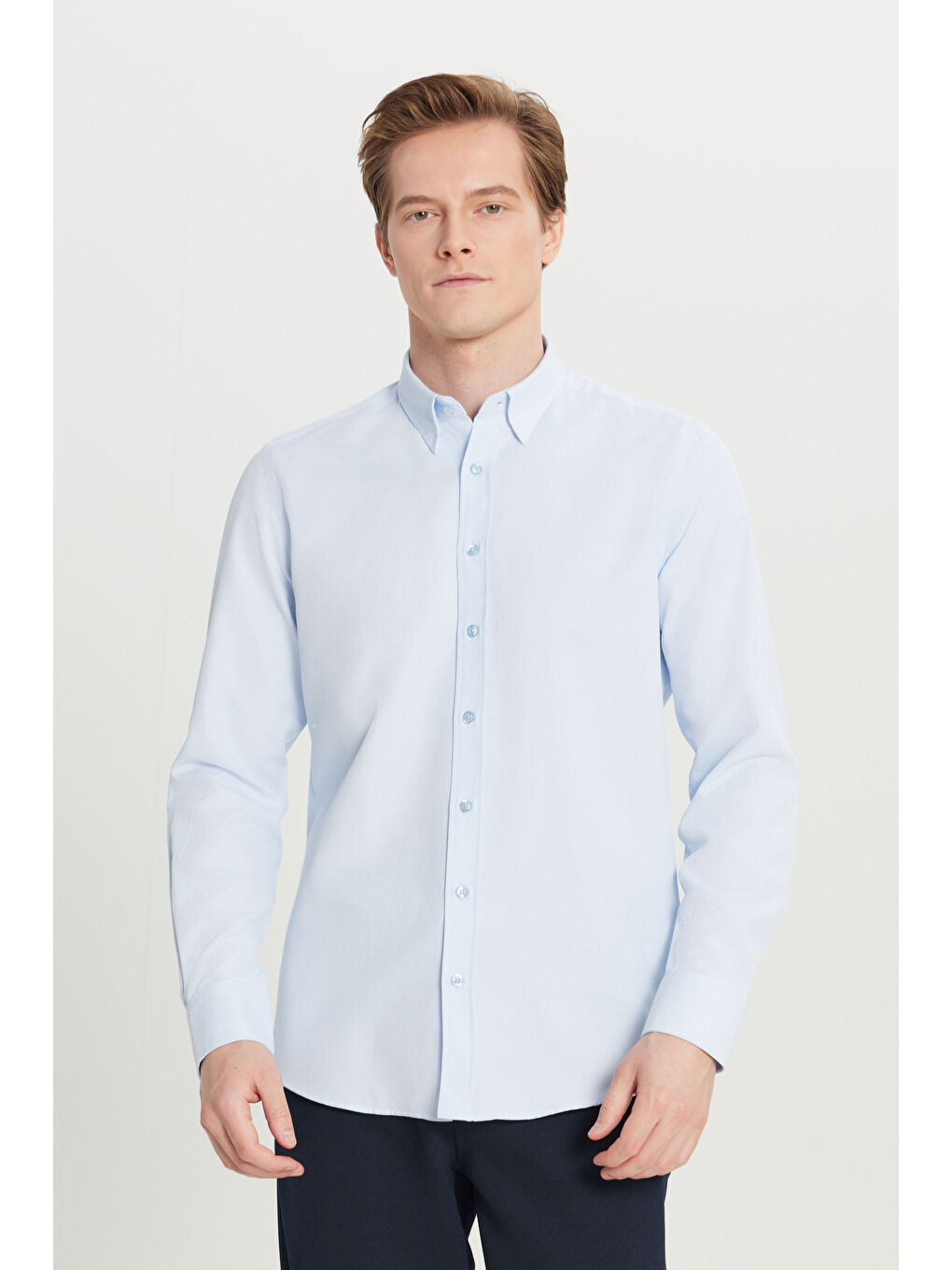 Erkek Açık Mavi Pamuklu Tailored Slim Fit Dar Kesim Gizli Düğmeli Yaka Armürlü Gömlek-2