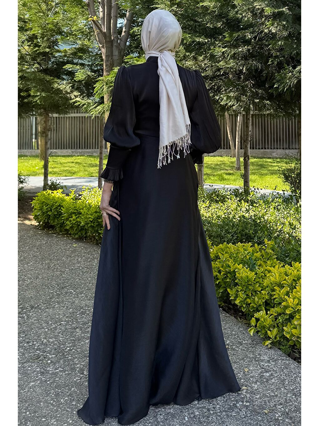 Siyah Kadın Piliseli Ön Bağlama Detaylı Tesettür Şifon Abiye-7