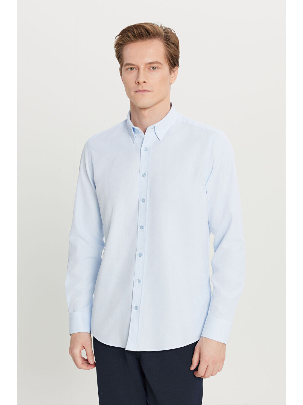 Erkek Açık Mavi Pamuklu Tailored Slim Fit Dar Kesim Gizli Düğmeli Yaka Armürlü Gömlek-3