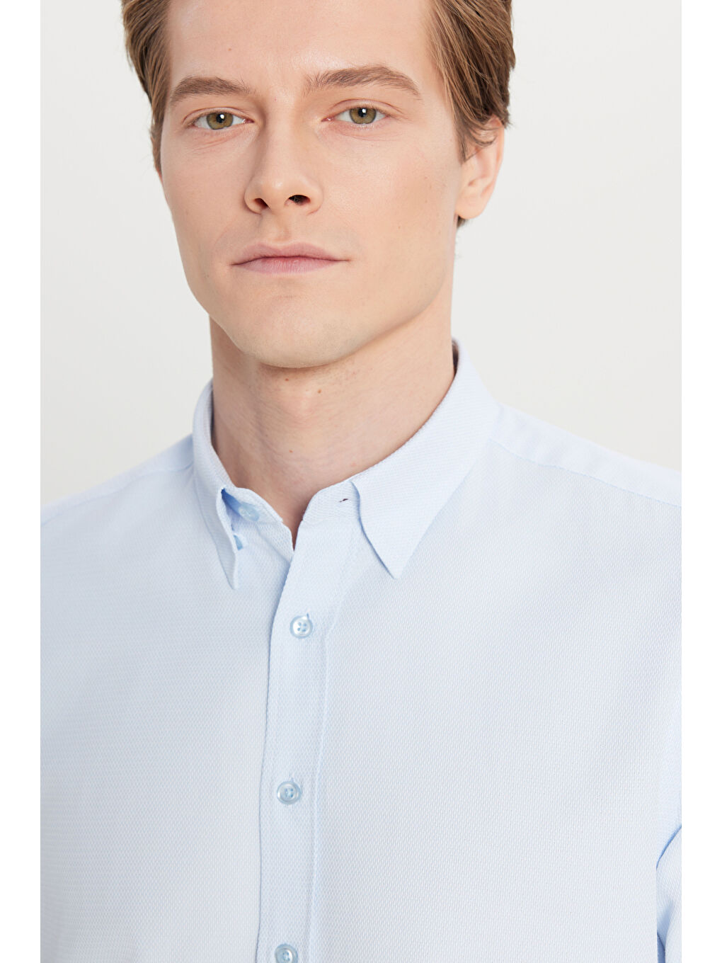 Erkek Açık Mavi Pamuklu Tailored Slim Fit Dar Kesim Gizli Düğmeli Yaka Armürlü Gömlek-4