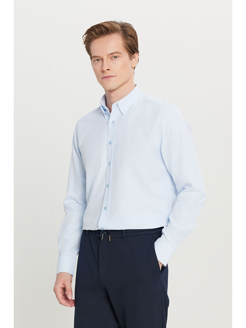 Erkek Açık Mavi Pamuklu Tailored Slim Fit Dar Kesim Gizli Düğmeli Yaka Armürlü Gömlek-5