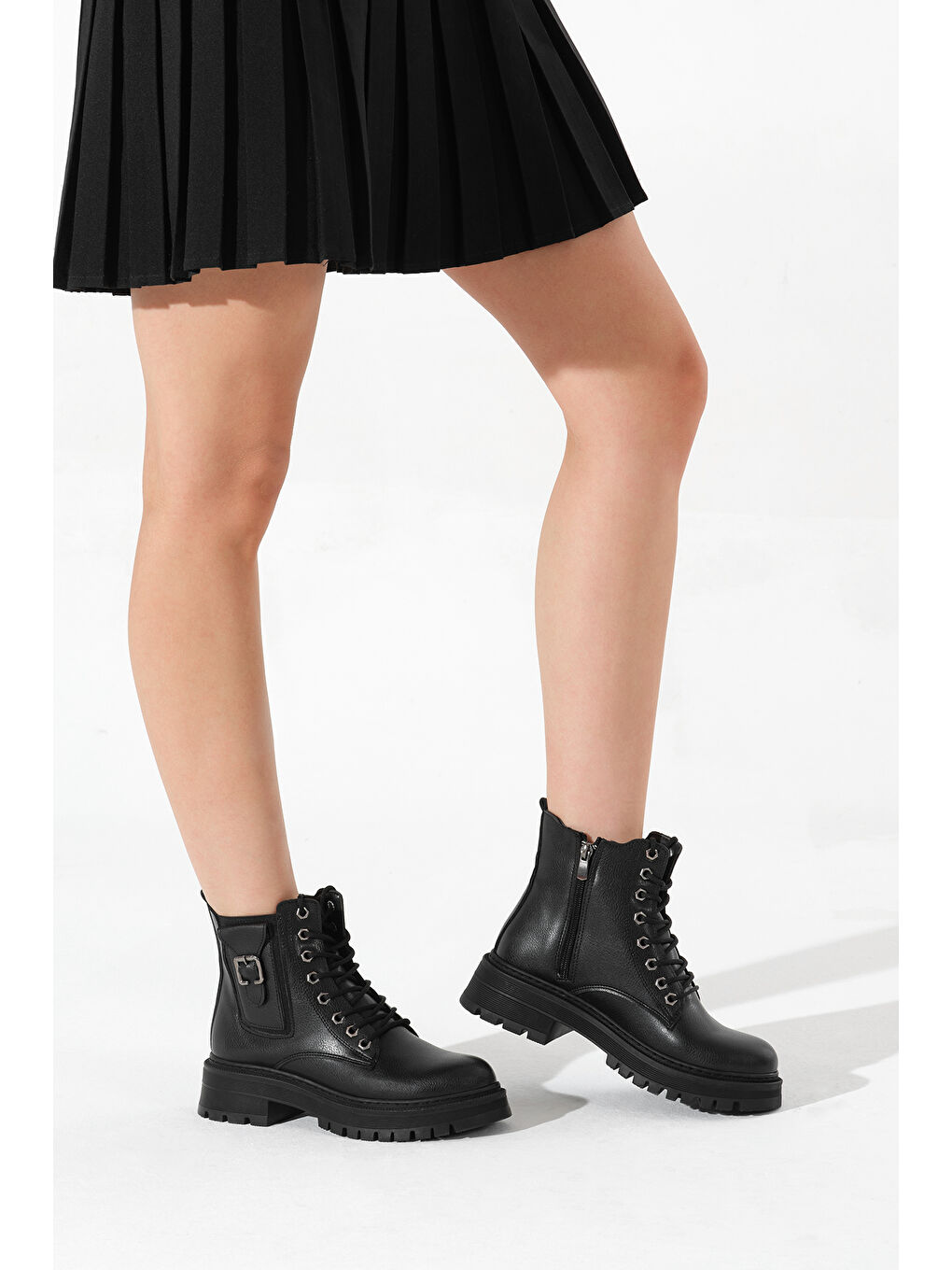 Kadın Siyah Kalın Termo Taban Tokalı Bağcıklı ve Fermuarlı Bot-1