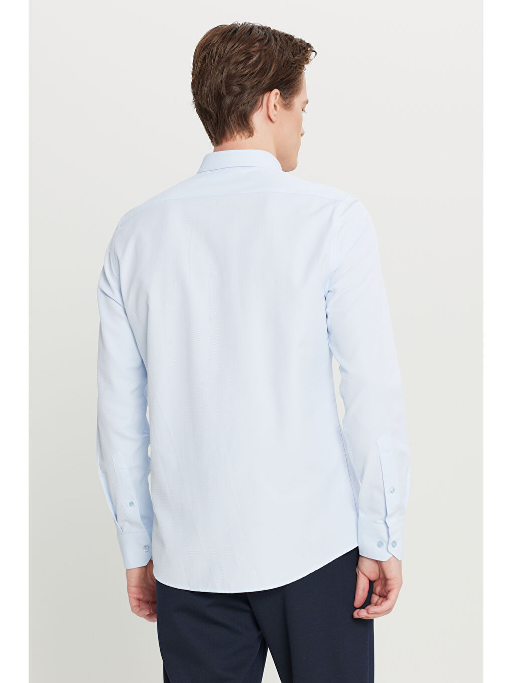 Erkek Açık Mavi Pamuklu Tailored Slim Fit Dar Kesim Gizli Düğmeli Yaka Armürlü Gömlek-6