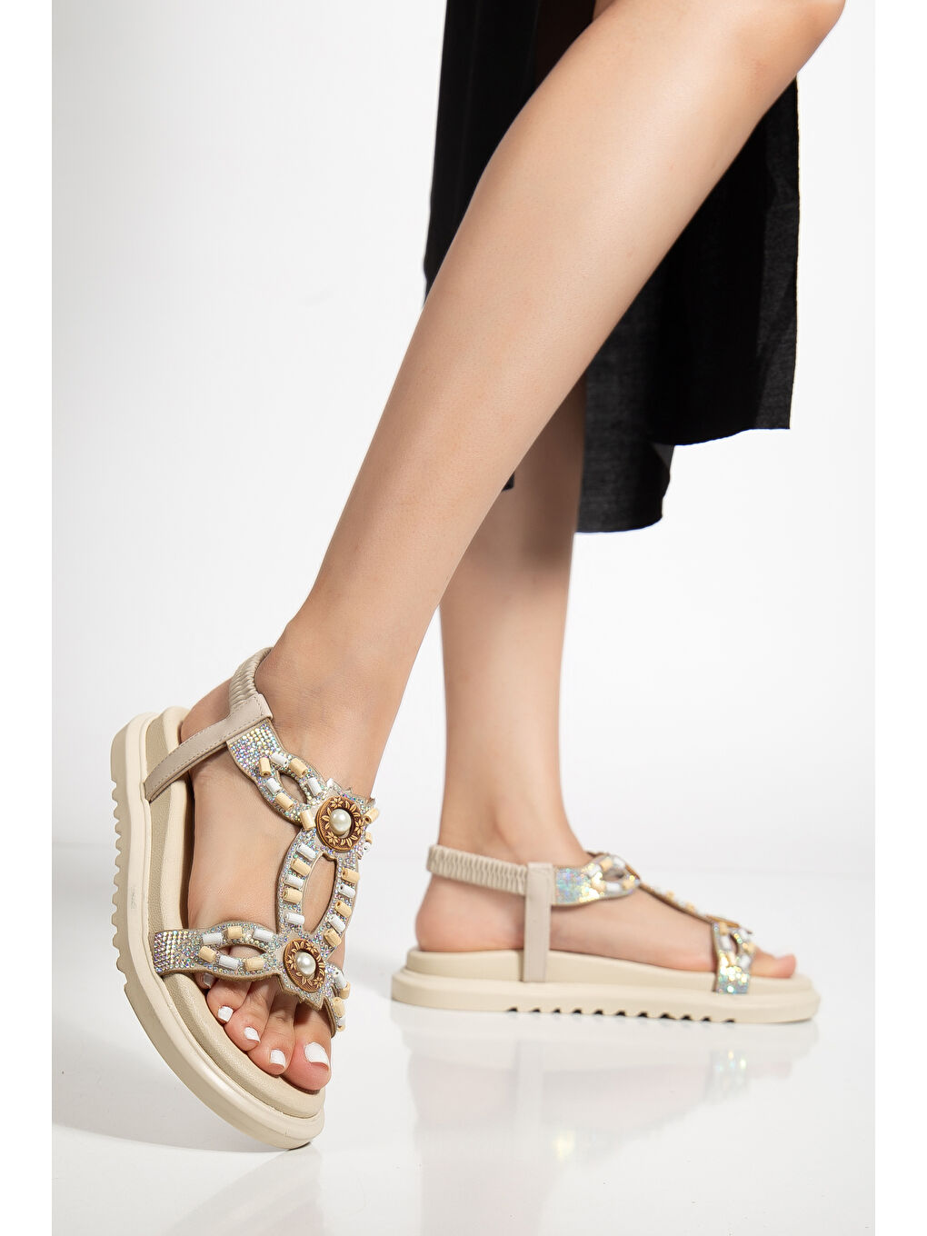 Kadın Bej Arkası Lastikli Taş İşlemeli Sandalet-1