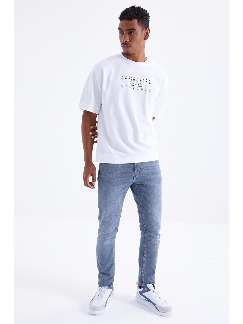 TOMMYLIFE Beyaz Küçük Yazı Nakışlı O Yaka Erkek Oversize T-Shirt  - 88103 - 1