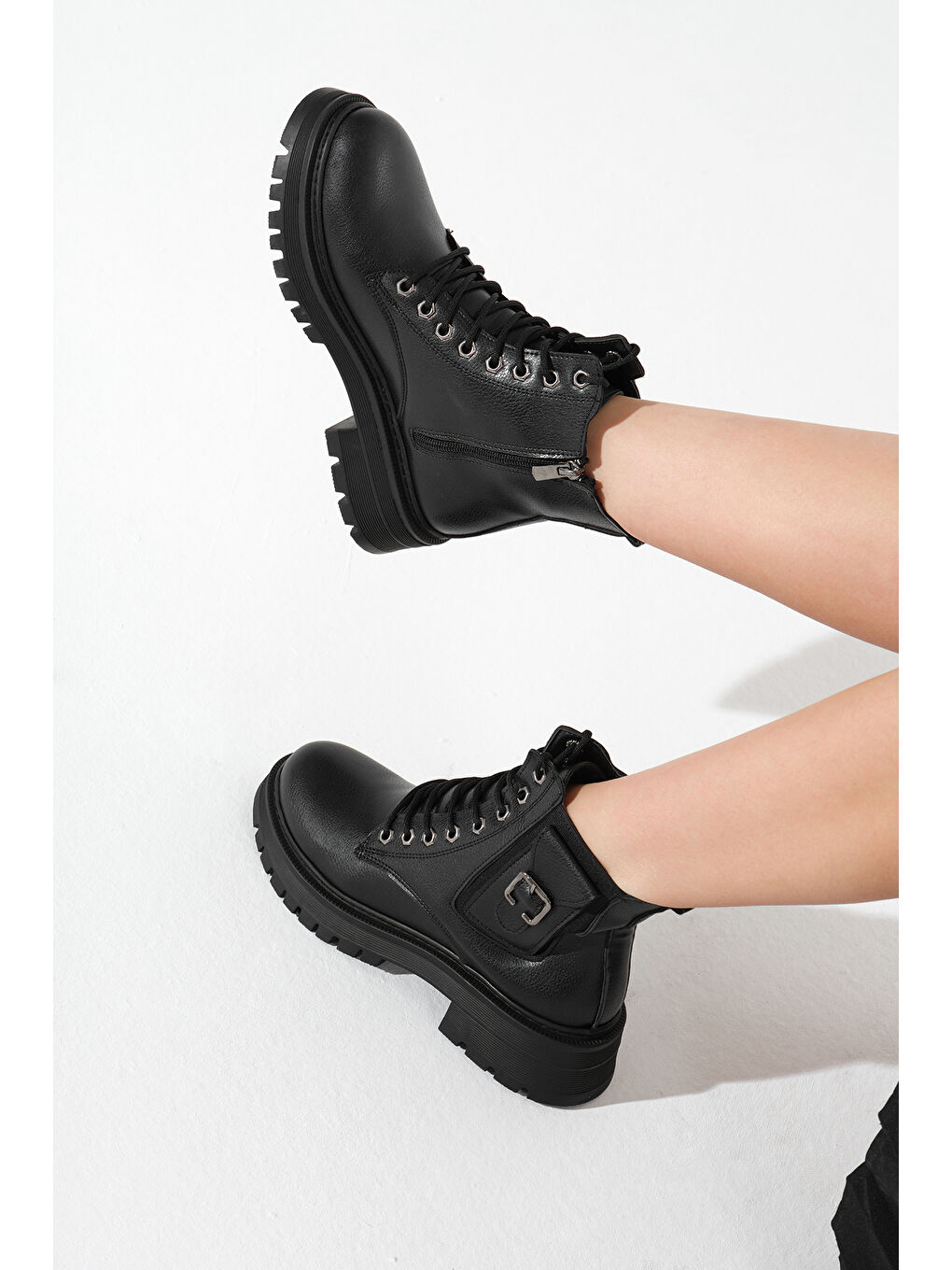 Kadın Siyah Kalın Termo Taban Tokalı Bağcıklı ve Fermuarlı Bot-2