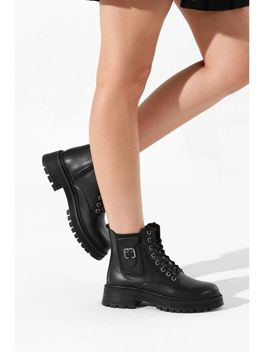 Kadın Siyah Kalın Termo Taban Tokalı Bağcıklı ve Fermuarlı Bot-3