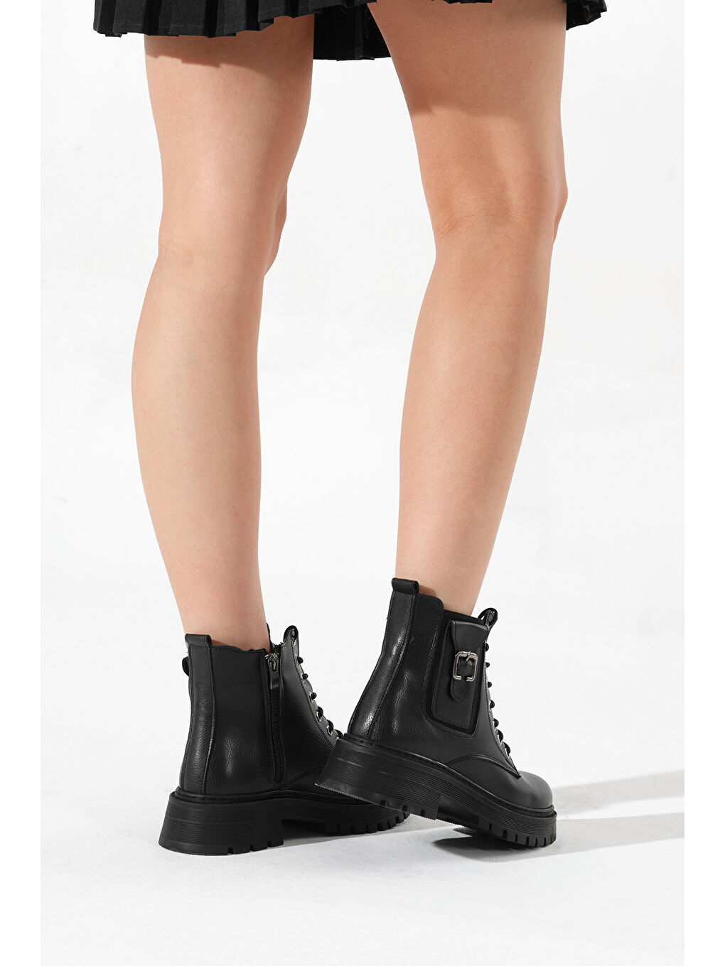 Kadın Siyah Kalın Termo Taban Tokalı Bağcıklı ve Fermuarlı Bot-4