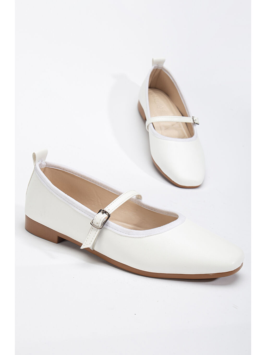 Kadın Beyaz Oval Burunlu Toka Bağlamalı Babet