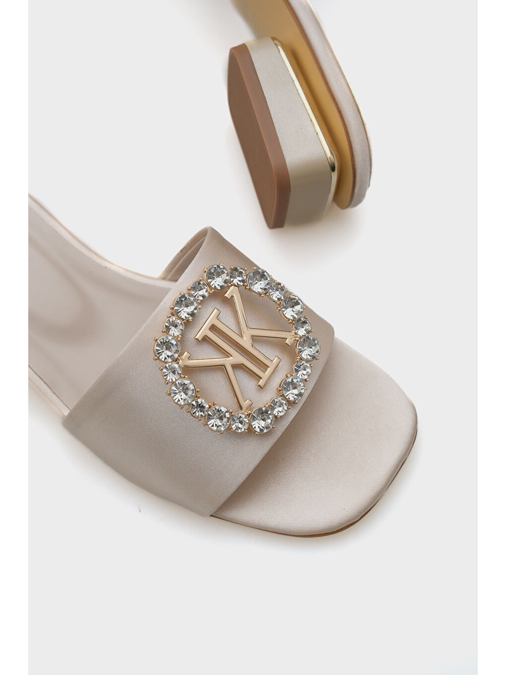 Bej Malka Yuvarlak Küt Burunlu Taşlı Tokalı Kadın Kısa Topuklu Terlik-3