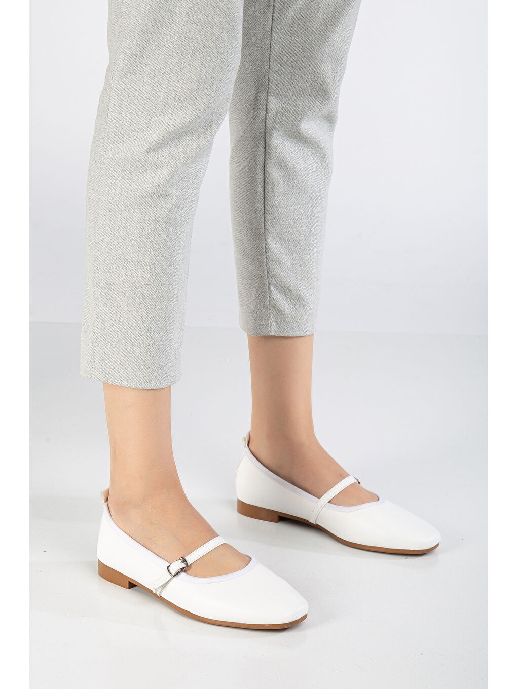 Kadın Beyaz Oval Burunlu Toka Bağlamalı Babet-1