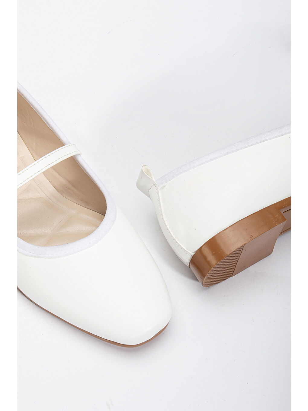 Kadın Beyaz Oval Burunlu Toka Bağlamalı Babet-2