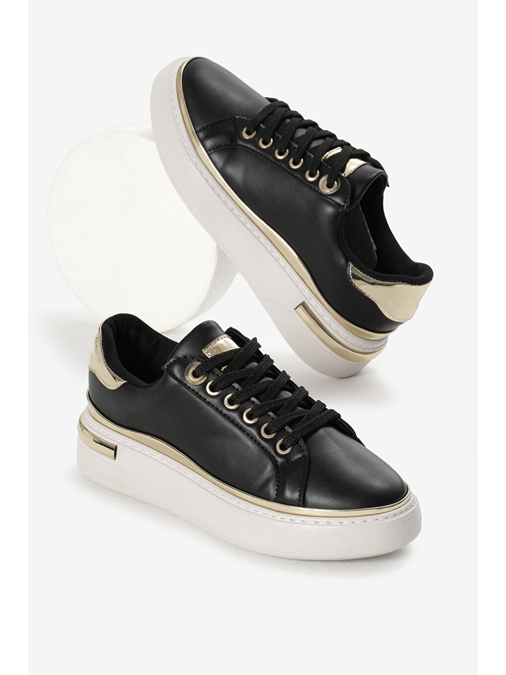 Kadın Siyah Kalın Poli Taban Altın Detaylı Bağcıklı Spor Ayakkabı