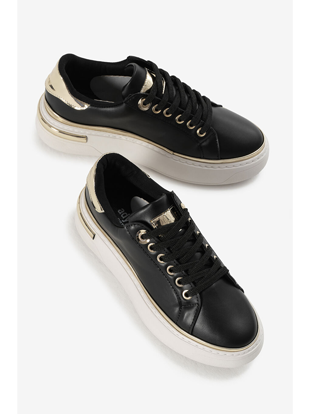 Kadın Siyah Kalın Poli Taban Altın Detaylı Bağcıklı Spor Ayakkabı-2