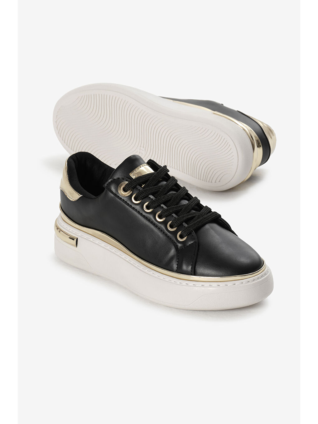 Kadın Siyah Kalın Poli Taban Altın Detaylı Bağcıklı Spor Ayakkabı-3